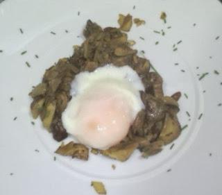 Huevos cocinados a baja temperatura sobre cama de Boletus Edilus. Huevos cocinados a baja temperatura sobre cama de Boletus Edilus.