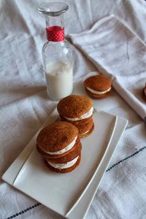 Whoopie pies de calabaza rellenos de crema de vainilla - Cakes a medida Whoopie pies de calabaza rellenos de crema de vainilla