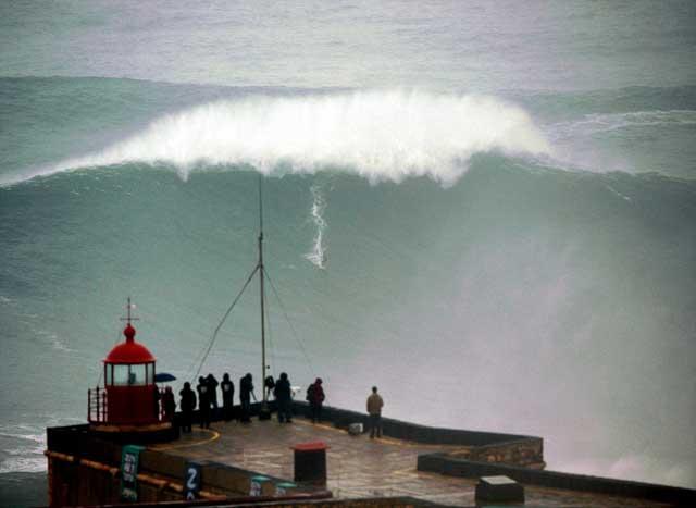 Carlos Burle surfea ola gigante en Nazaré, Portugal