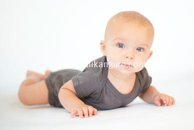Ejercicios para fortalecer la musculatura del bebé tummy-time---gray-shirt---blue-eyed-girl