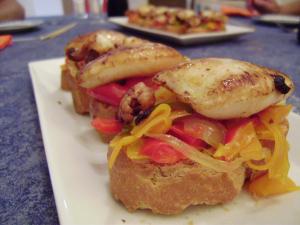 Canapé de Calamarcitos a la Plancha sobre Pimientos OLYMPUS DIGITAL CAMERA