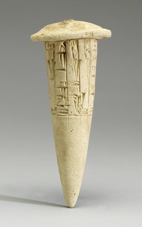 Clavo fundacional neo-sumerio
Un clavo de fundación, clavo de... Clavo fundacional neo-sumerio
Un clavo de fundación, clavo de...