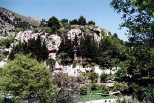 Francisco Ruiz de Villoslada y la Raja de la Vieja La Raja de la Vieja es un formación rocosa en la cercanía de la localidad de Casarabonela en Málaga. Fuente imagen: http://www.casarabonela.es