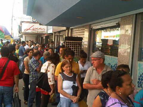 Chavistas gastan mientras Venezuela muere de hambre Cola en el centro de Puerto La Cruz en Farmatodo para comprar papel higiénico.