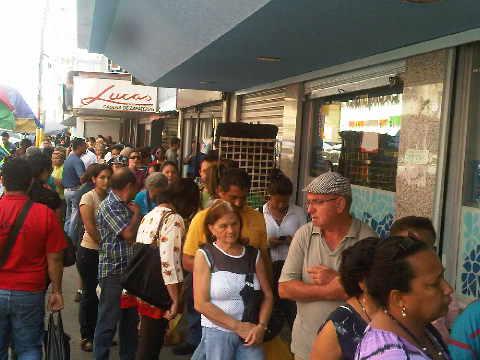 Cola en el centro de Puerto La Cruz en Farmatodo para comprar papel higiénico.