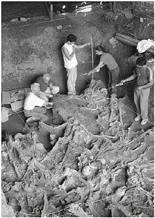 Foto del EAAF. Fosa común descubierta en San Vicente, Córdoba, en 2003. Entre tanta intención de olvido