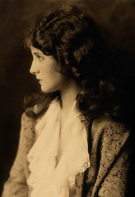 Un triunfo de mujer, una ambición de cine y una novela inacabada. Un triunfo de mujer, una ambición de cine y una novela inacabada.