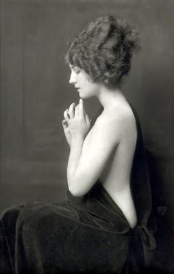 Un triunfo de mujer, una ambición de cine y una novela inacabada. Un triunfo de mujer, una ambición de cine y una novela inacabada.