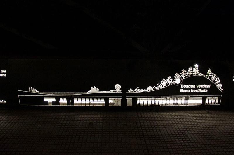 Finalizando la obra  del jardín vertical del Palacio de Congresos de Vitoria-Gasteiz.