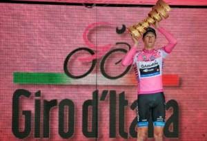 HESJEDAL ADMITE PASADO DE DOPAJE. UNO MÁS Y VAN… Canada's Ryder Hesjedal holds the trophy after winning the 95th Giro d'Italia, Tour of Italy cycling race, in Milan, Italy, Sunday, May 27, 2012. Hesjedal won the 95th Giro d'Italia finishing 16 seconds ahead of Joaquin Rodriguez in the general classification after overhauling the Spaniard's lead on the final stage in Milan. Hesjedal started the 21st stage 31 seconds behind Rodriguez, but completed the 28.2-kilometer (17.52-mile) individual time trial in 34 minutes, 15 seconds to finish the race in a total time of 91 hours, 39 minutes and 2 seconds. He becomes the first Canadian to win the Giro. Marco Pinotti won the stage in 33:06. (AP Photo/Gian Mattia D'Alberto)