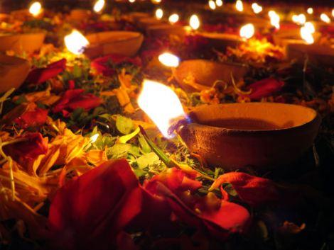 why-do-hindus-light-lamps-during-diwali_138296026100