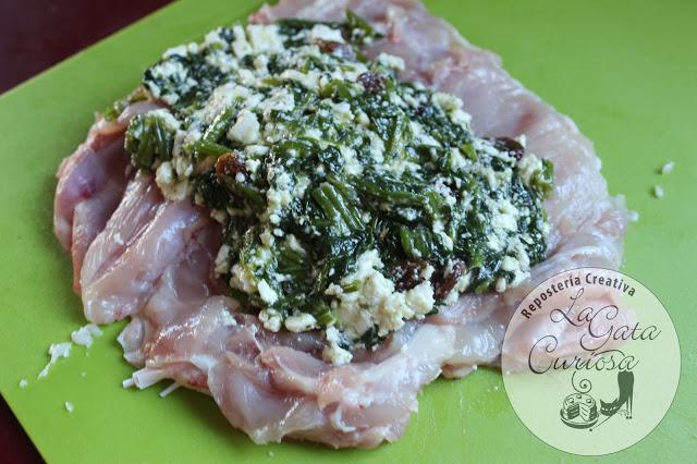ROLLITOS DE POLLO CON ESPINACAS Y QUESO FRESCO A LAS HIERBAS PROVENZALES ROLLITOS DE POLLO CON ESPINACAS Y QUESO FRESCO A LAS HIERBAS PROVENZALES