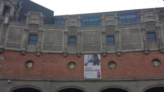 Visitando un edificio de una ciudad. Bilbao