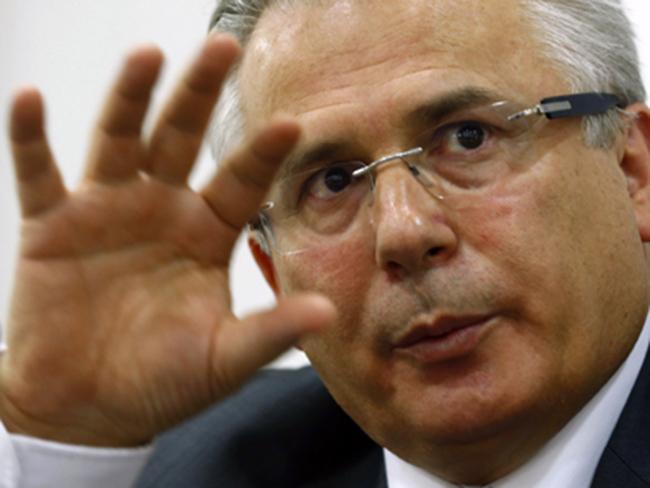 GARZÓN DICE QUE ESTADO NO “HACE ABSOLUTAMENTE NADA” POR LOS DESAPARECIDOS DEL FRANQUISMO Former Spanish judge Garzon gestures during conference on disappearances in Spain ahead of UN review in Geneva