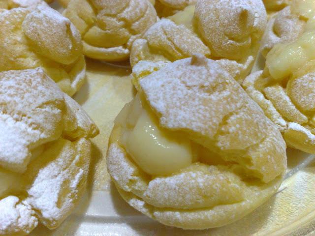 bombitas o bocaditos de crema o petisú (pasta choux)