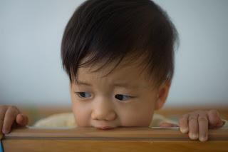 niño mordiendo una mesa