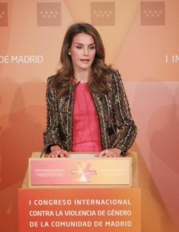 Letizia, con chaqueta de tweed multicolor, en un Congreso contra la Violencia de Género Letizia, con chaqueta de tweed multicolor, en un Congreso contra la Violencia de Género