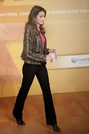 Letizia, con chaqueta de tweed multicolor, en un Congreso contra la Violencia de Género Letizia, con chaqueta de tweed multicolor, en un Congreso contra la Violencia de Género