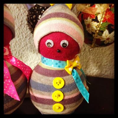 MUÑECOS DE NIEVE (RECICLANDO CALCETINES) MUÑECOS DE NIEVE (RECICLANDO CALCETINES)