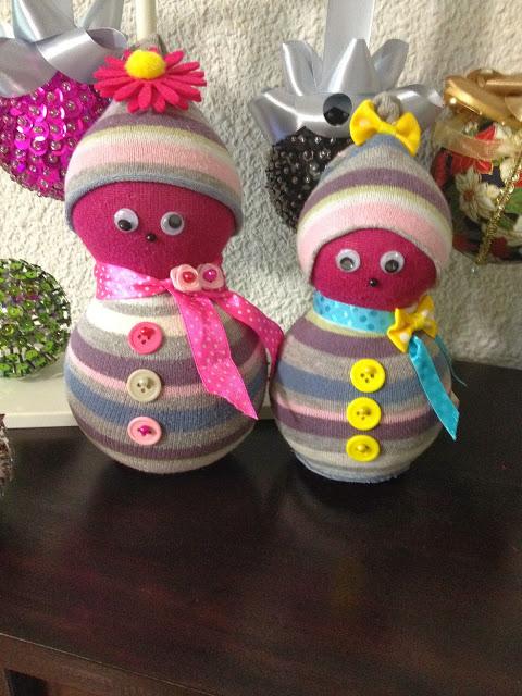 MUÑECOS DE NIEVE (RECICLANDO CALCETINES) MUÑECOS DE NIEVE (RECICLANDO CALCETINES)