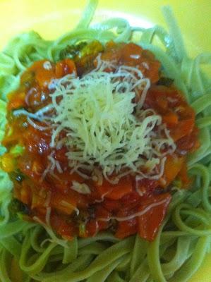 Tallarines con verduras y salsa de tomate Tallarines con verduras y salsa de tomate