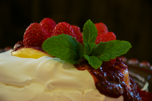 Pavlova con lemon curd y frutos rojos