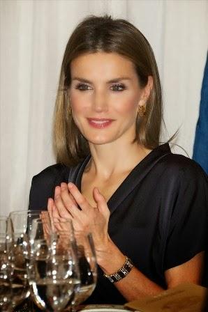 Dña. Letizia impactó con su look en los Premios Francisco Cerecedo Dña. Letizia impactó con su look en los Premios Francisco Cerecedo