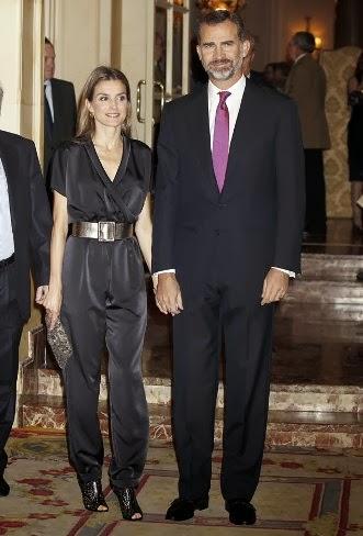 Dña. Letizia impactó con su look en los Premios Francisco Cerecedo Dña. Letizia impactó con su look en los Premios Francisco Cerecedo
