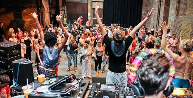 A la discoteca antes de entrar a trabajar A la discoteca antes de entrar a trabajar