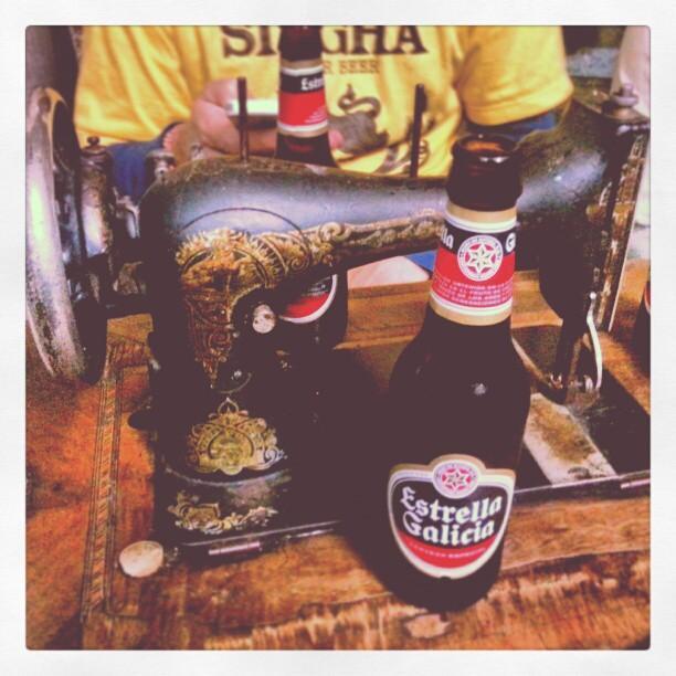 Armando y su bodega de las maquinas de coser bodega Celler d'en Frank Petersen mesas singer