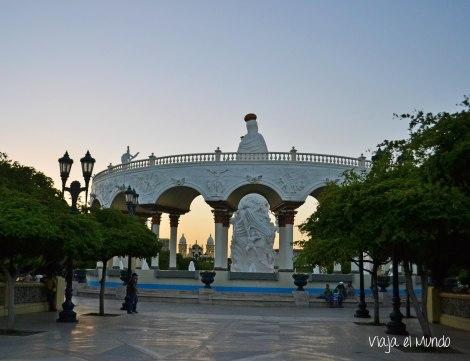 Una tarde en Maracaibo Una foto de Yoendry, en el Paseo de la Chinita, con la Basílica al fondo