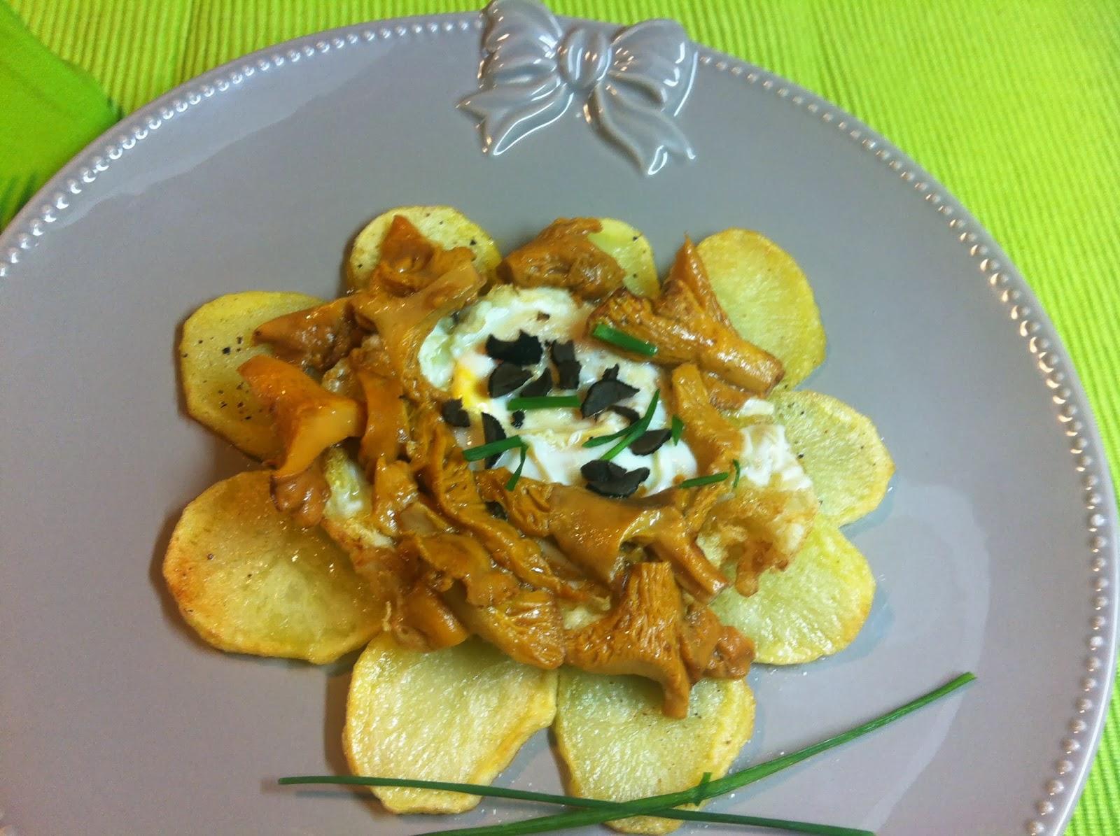 Huevos Fritos Con Rebozuelos Y Patatas Huevos Fritos Con Rebozuelos Y Patatas