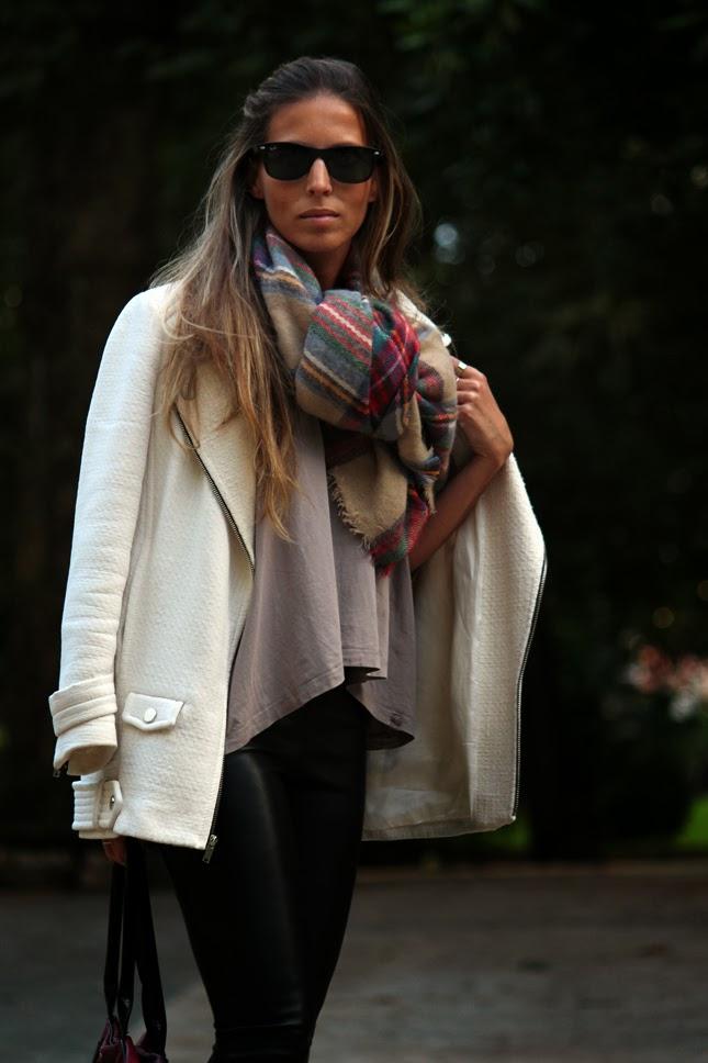 S H E ´S W A L K I N G... S H E ´S W A L K I N G...