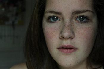 La crema o los polvos esconde las pecas
