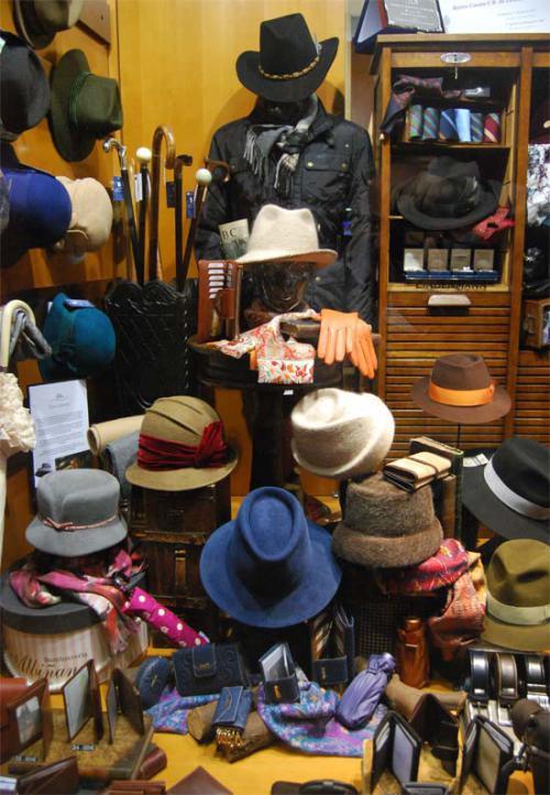 Un escaparate lleno de Sombreros escaparate_sombrereria