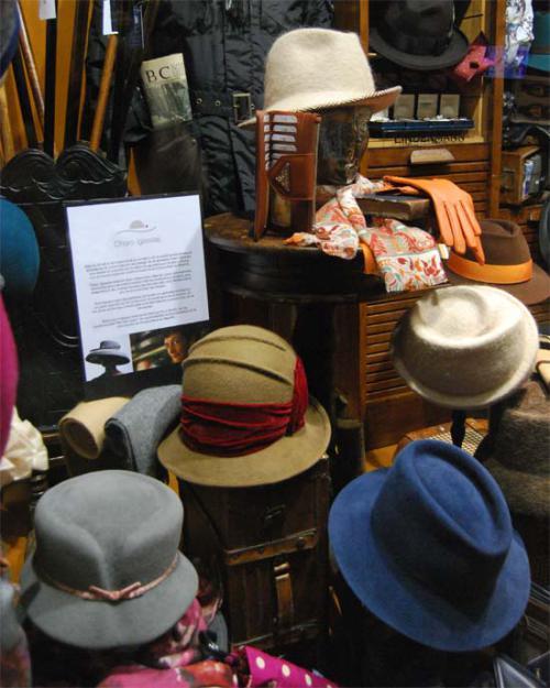 Un escaparate lleno de Sombreros Sombreros de Charo Iglesias