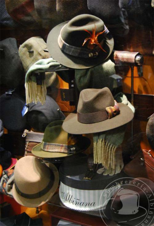 Un escaparate lleno de Sombreros Sombreros para el otoño