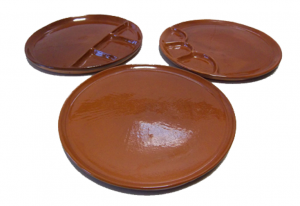 El uso tradicional de recipientes de barro en la cocina. plato de barro