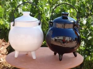 El uso tradicional de recipientes de barro en la cocina. puchero en barro vidriado