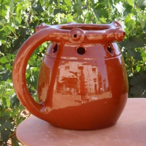 El uso tradicional de recipientes de barro en la cocina. jarra barro