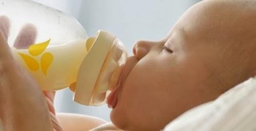 Alimentar con leche materna almacenada