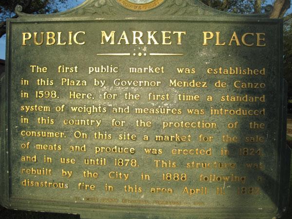 placa que conmemora el primer mercado establecido en St.Agustin con sistema estandar de medidas para protección del consumidor