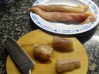 Brocheta de rape y langostinos con champiñones y salsa de turrón al Oporto Brocheta de rape y langostinos con champiñones y salsa de turrón al Oporto