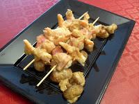 Brocheta de rape y langostinos con champiñones y salsa de turrón al Oporto Brocheta de rape y langostinos con champiñones y salsa de turrón al Oporto