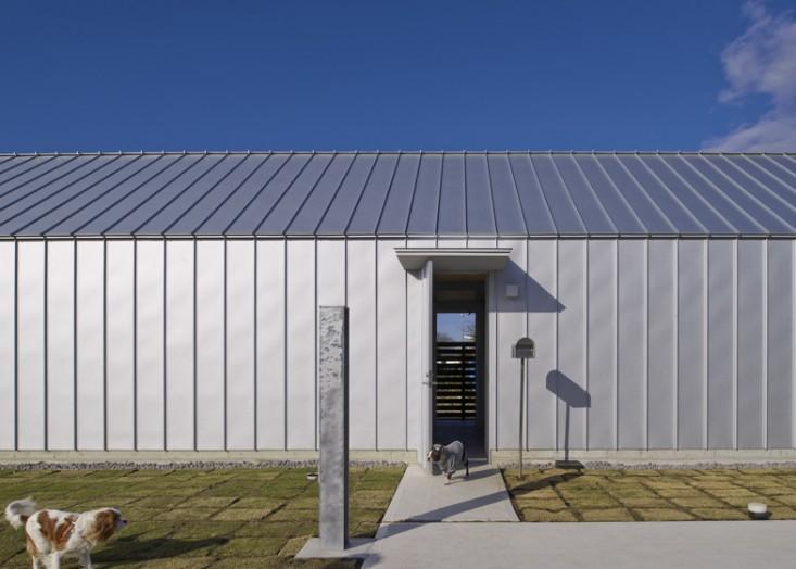 Live/Work Dog Grooming Salon by Horibe Naoko Architects - Remodelista