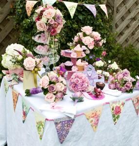 Una mesa romántica y llena de detalles banderines