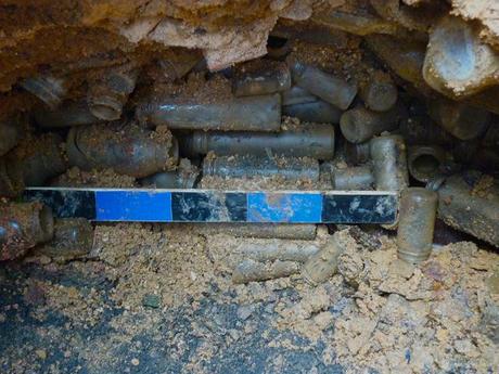 Una arqueológica de botellas escala_con_botellas_organizadas_al_fondo