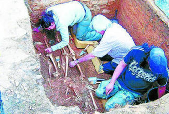 HALLAN LOS PRIMEROS RESTOS EN LA EXHUMACIÓN DE LA FOSA 0001467288_560x560_jpg000