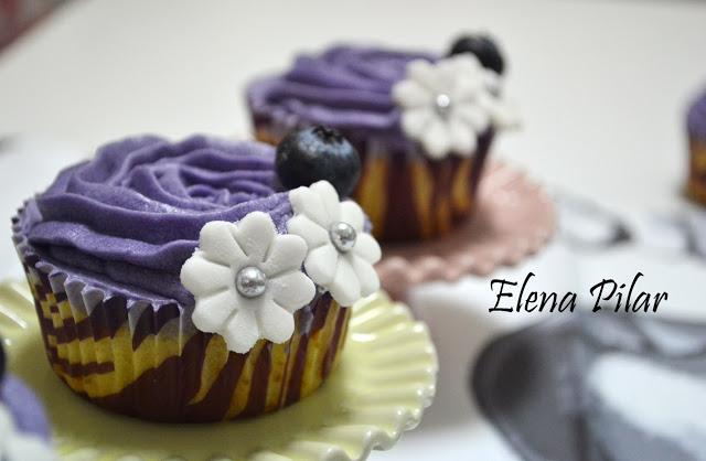 Cupcakes de Limón rellenos de Mermelada de Arándanos con buttercream de Queso Cupcakes de Limón rellenos de Mermelada de Arándanos con buttercream de Queso