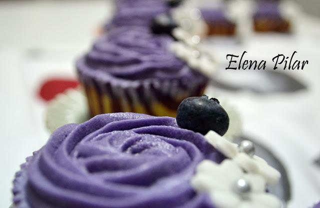 Cupcakes de Limón rellenos de Mermelada de Arándanos con buttercream de Queso Cupcakes de Limón rellenos de Mermelada de Arándanos con buttercream de Queso